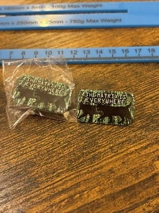 2 The Matrix Film Metall Pin Anstecker Zwei Katzen Die Matrix ist überall  - Bild 1 von 4