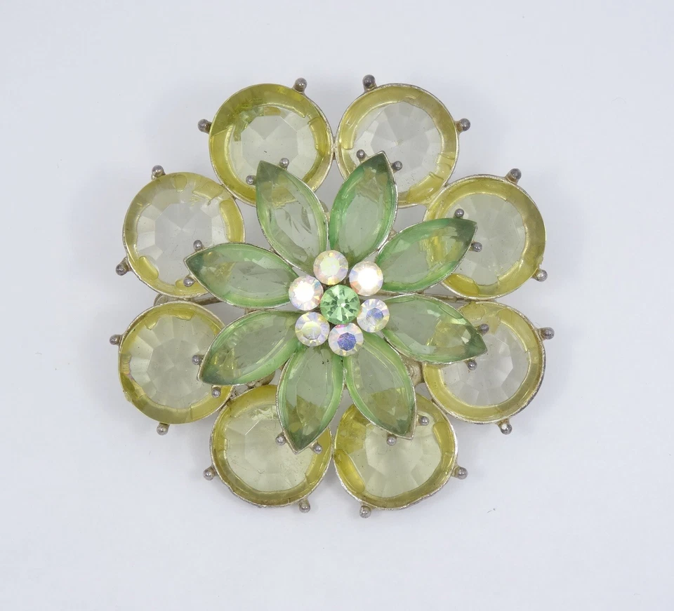 DE COLECCIÓN BROCHE FLOR NOVEDAD PERIDOTO SINTÉTICO FACETADO Y CRISTALES AB 2.25"  Foto 1 de 4