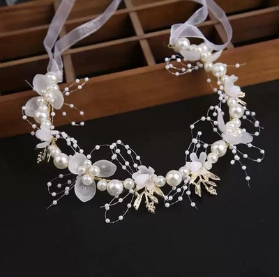 Diadema floral blanca y dorada, perfecta para una boda u ocasión especial Foto 1 de 4