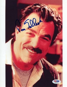 TOM SELLECK SIGNED AUTOGRAPH 8x10 PHOTO - MAGNUM, P.I. STUD, BLUE BLOODS PSA - Picture 1 of 1