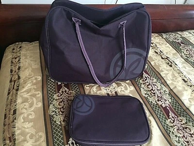 Conjunto de 2 bolsos de mano y bolsos cosméticos Yves Rocher para mujer con estampado púrpura de lona Foto 1 de 4