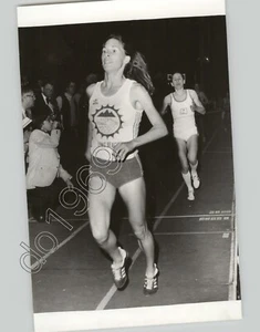 LÍNEA DE ACABADO Foto de prensa FRANCIE LARRIEU LUTZ Ganadora @ Montreal OLÍMPICOS 1976 - Imagen 1 de 2