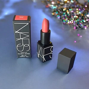 Lápiz labial NARS en acabado satinado Tolède 2913D 1,6 g / 0,05 oz nuevo en caja - Imagen 1 de 18