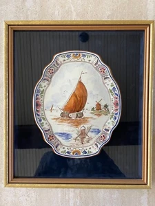 Placa de pared policromada original Delft diseño velero pintado a mano en caja de sombra - Imagen 1 de 1