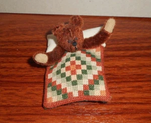 ARTIST OOAK  Small 3"  Long TEDDY BEAR in Bed w/Quilt Pin - Picture 1 of 4