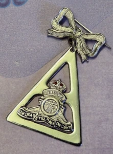 WW2 ENAMELLED ROYAL ARTILLERY SWEETHEART BADGE - GB Military - Picture 1 of 2