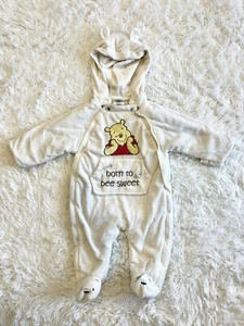Disney Winnie Puuh Kinderwagen Kinderwagen Anzüge Schneeanzug 6-9 M kuschelig warm - Bild 1 von 7
