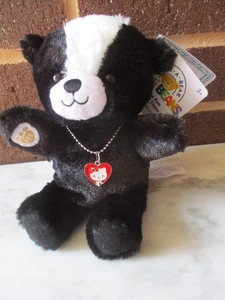 Build-A-Bear Mini Frijoles Mofeta 7" Medalla Hello Kitty Forma de Corazón Dije Collar - Imagen 1 de 4