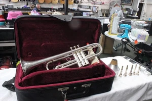 Besson Trumpet International Series USA w/case F. besson - Picture 1 of 23