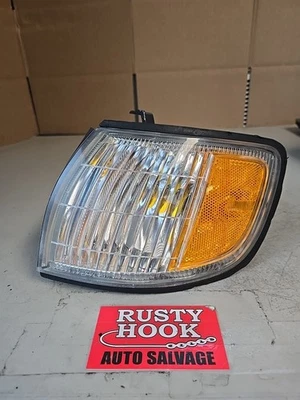 1998  Infiniti I30 front driver side corner light lamp assembly 3411 - Изображение 1 из 4