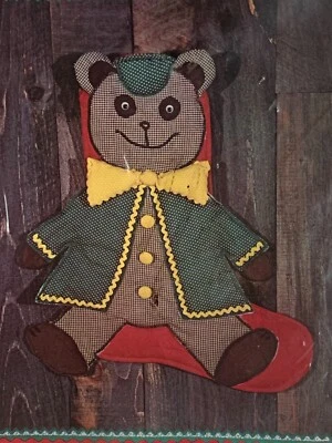 Máquina en zigzag con apliques de patrón de medias de Navidad CUBBY BEAR de colección tía Martha's Foto 1 de 4