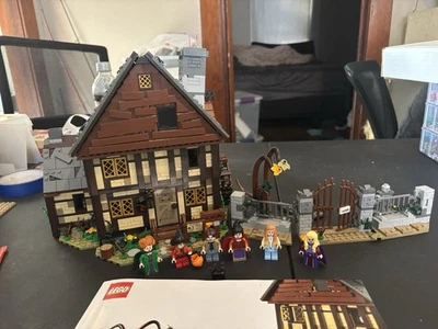 LEGO Ideas: Disney Hocus Pocus: The Sanderson Sisters' Cottage (21341) 100% Comp Foto 1 de 3
