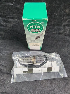 NTK OXYGEN SENSORS 25189 OXYGEN SENSOR For 06 Chev Pontiac & Suzuki - Image 1 of 2