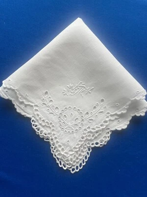 mouchoir ancien brodé main, mono CM : 24X24 cm (G40 ) - Photo 1/3