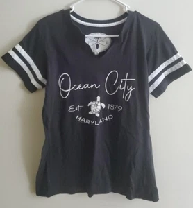 Camisa Sunsations Surf Dept Ocean City Maryland Est 1879 Negra/Blanca Cuello en V XL 🙂 - Imagen 1 de 20