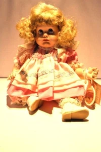 Treasures in Lace Porzellan Baby Puppe, 11" süßes rosa Kleid mit Kamm & Spiegel - Bild 1 von 12