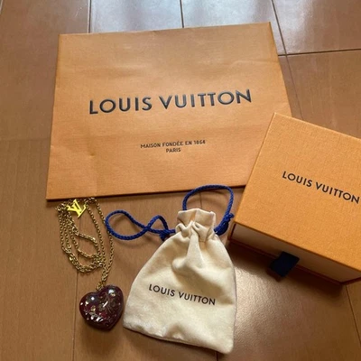 Collar Louis Vuitton en forma de corazón rojo y dorado monograma joyería usado Japón Foto 1 de 4