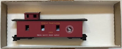HO Scale Roundhouse 3448 - 34' Caboose - Great Northern X379 - Image 1 of 3