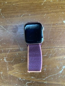 Apple Watch SE 1st Gen 40MM PARTS OR REPAIR. With Band - Photo 1 sur 3