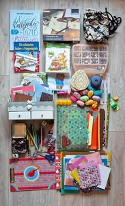 BASTELZUBEHÖR BOX MIX PAKET STRICKEN KALLIGRAPHIE SET PAPIER SCHMUCK DEKO - Bild 1 von 2