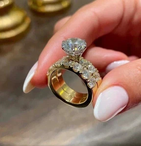Conjunto de anillo de boda elegante de moissanita de corte redondo de 2,80 quilates enchapado en oro amarillo de 14 quilates - Imagen 1 de 7