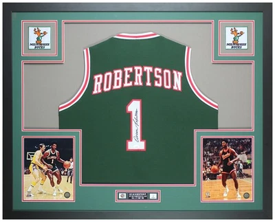 Camiseta deportiva verde autografiada y enmarcada de Oscar Robertson Milwaukee automática certificado de autenticidad JSA Foto 1 de 4