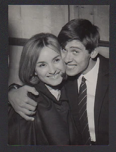 FOTO ORIGINALE ROBERTA MAZZONI E GIANNI MORANDI CANTAGIRO 1965 TIMBRO AGENZIA - Picture 1 of 1