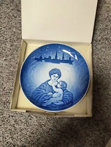 Royal Copenhagen Christmas Remembered 1895 and 1908 Plate NEW - Picture 1 of 6