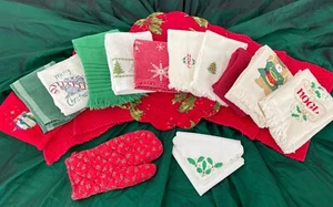 Vintage Christmas Dish Tea Towels, Placemats, Oven Mitt, Hot Bun Liner 18 Pieces - Picture 1 of 13