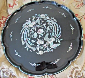 Bandeja redonda vintage de madreperla con incrustaciones de madera lacada negra de pavos reales 18" - Imagen 1 de 16