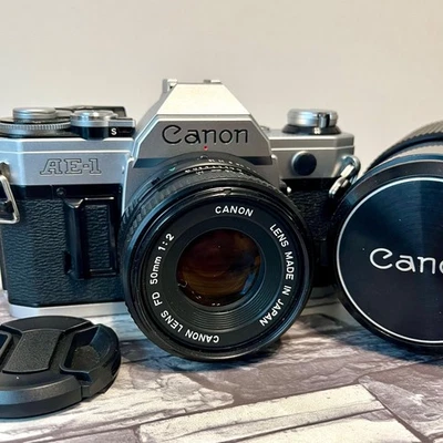 Canon AE-1 fotocamera reflex pellicola 35 mm con obiettivo Canon FD 50 mm 1:2 + FD 70-210 mm! - Immagine 1 di 4