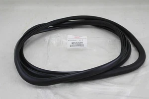 Restripa meteorológica original Mitsubishi Motors 2001-2006 Montero MR523599 - Imagen 1 de 4