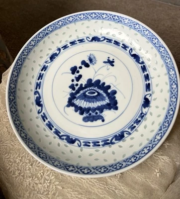 Raro cuenco de porcelana chino Qing con patrón de arroz azul y blanco 清玩玉青花手繪玲瓏盤 Foto 1 de 4