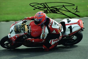 Carl Fogarty signiertes Foto Superbikes Weltmeister Ducati 12x8" AE - Bild 1 von 1