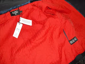 $228.00 UGG AUSTRALIA KAIRO TAGLIA S GIACCA UOMO REVERSIBILE PELLICCIA SINTETICA BLU/ROSSO - Foto 1 di 8