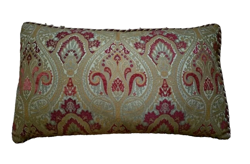 Almohada de jacquard dorada y roja Eastern Accents con ribete trenzado 35" X 20" Foto 1 de 4