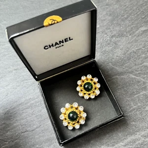 Vintage CHANEL Green Gripoix and Rhinestones Flower Motif Earring With Box - Picture 1 of 8