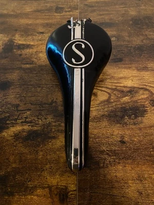 Велосипедное седло Schwinn — черное с хромированной полосой и логотипом «S» (модель 9816) - Изображение 1 из 4