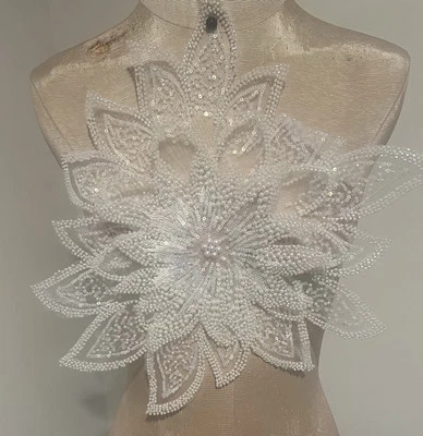Apliques nupciales bordados con flores 3D blancas lentejuelas de encaje borde con cuentas de perlas Foto 1 de 4