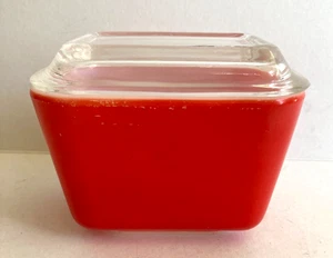 Vintage Pyrex 501B rot Kühlschrank Geschirr mit geripptem Deckel 12 Unzen 1,5 Tassen - Bild 1 von 8
