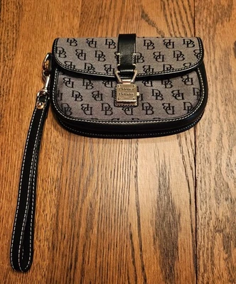 Muñequera Dooney And Bourke negra con herrajes dorados - Usada buen estado. Foto 1 de 4