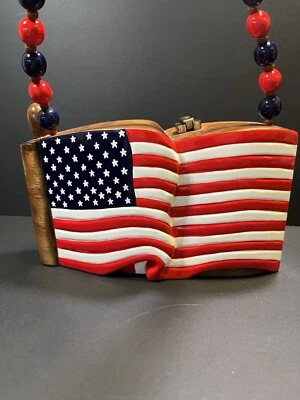 Сумка наплечная с автографом Тимми Вудса с американским флагом и уникальным ремешком из бисера - Изображение 1 из 4