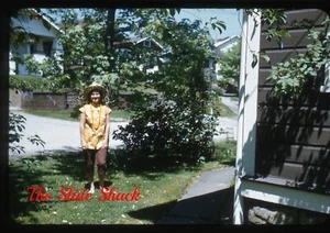 hübsche lächelnde Frau trägt Hut 1950er roter Rand Kodachrom 35mm Rutsche - Bild 1 von 1