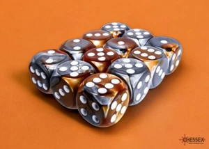 Dados Géminis Chessex D6 16 mm x 12 - 26624 cobre verde azulado/blanco - Imagen 1 de 3