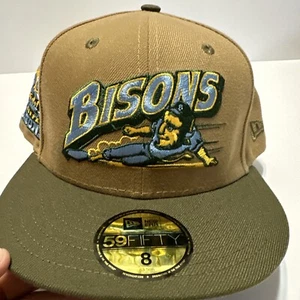 NEU MIT ETIKETT NEW ERA 59FIFTY TAILLIERTE MÜTZE BÜFFEL BISONS SCHIEBEN GRÖSSE 8 SEITLICHER AUFNÄHER - Bild 1 von 5