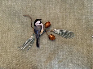 Vintage Bovano Wandbild - Chickadee auf Tannenzweig mit zwei Tannenzapfen - Bild 1 von 4