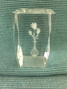 Einzigartiger Glas Briefbeschwerer mit 3D Vase mit Blumen innen 3" hoch  - Bild 1 von 6