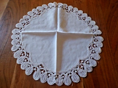 Linge ancien napperon  linon blanc avec broderies en pourtour - Photo 1/4