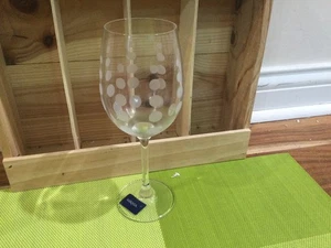 Mikasa Cheers 16 Unzen Weißweinglas 8,625" hoch Motiv: vertikale Punkte NEU - Bild 1 von 6