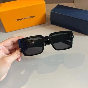 Gafas de sol cuadradas unisex informales con montura negra brillante Louis Vuitton - Imagen 1 de 9